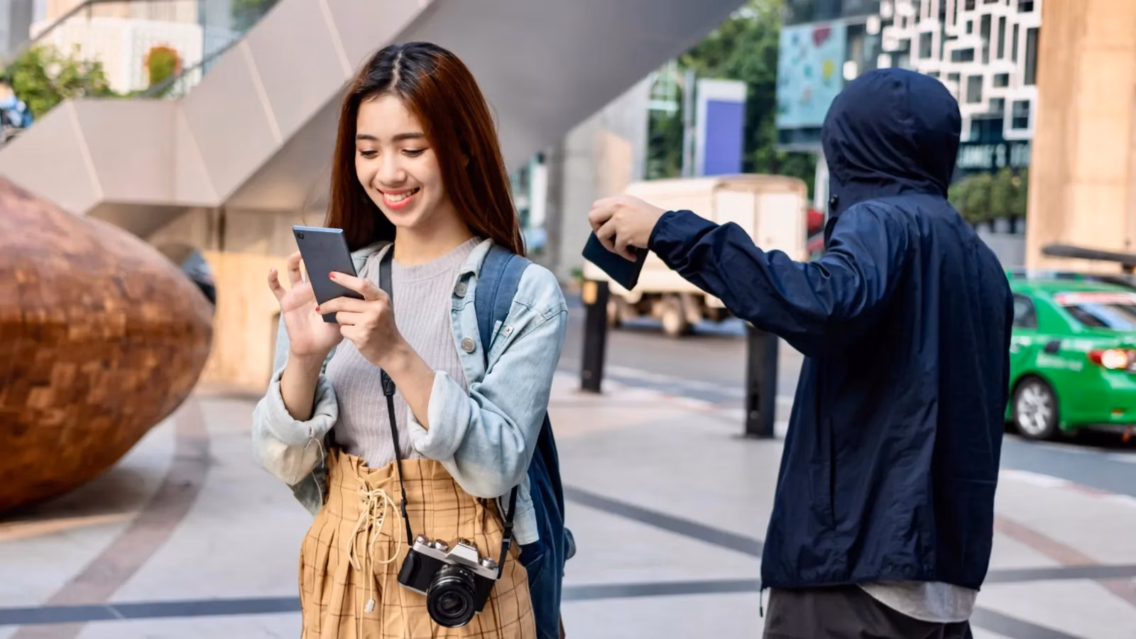 watch-out-these-tourist-scams-are-still-tricking-travelers-in-2026-image-0